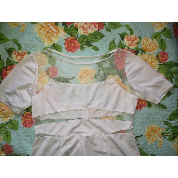 White dress with mesh details - Picture 3 of 4